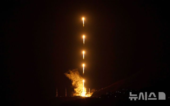 한국형 발사체 누리호가 전남 고흥 나로우주센터에서 새벽 하늘을 가르며 우주로 솟구치고 있다