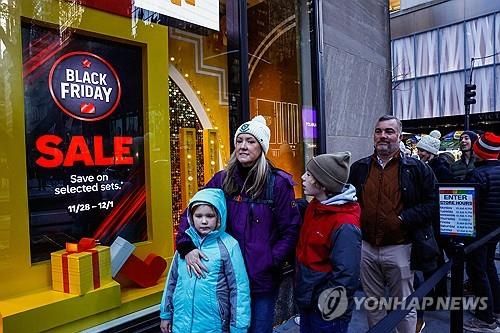 미 ‘블랙 프라이데이’ 오프라인 방문 증가 30%대 그쳐…세일 분산·위장 할인에 의미 퇴색