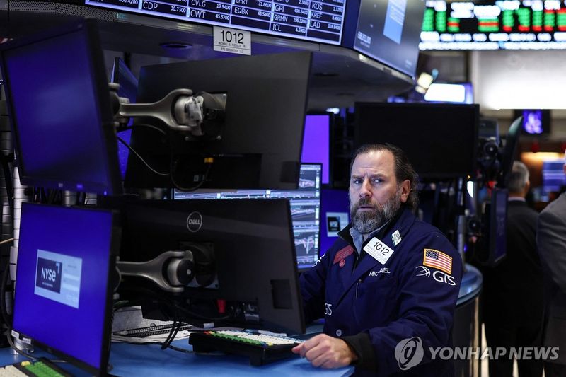 뉴욕증시, BOJ 금리 인상 관측·비트코인 약세에 하락 출발…다우 0.55%↓