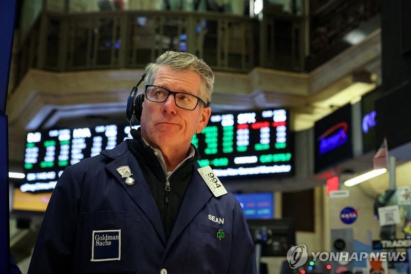 뉴욕증시, BOJ 금리 인상 시사·中 스테이블코인 규제에 하락…다우 0.90%↓