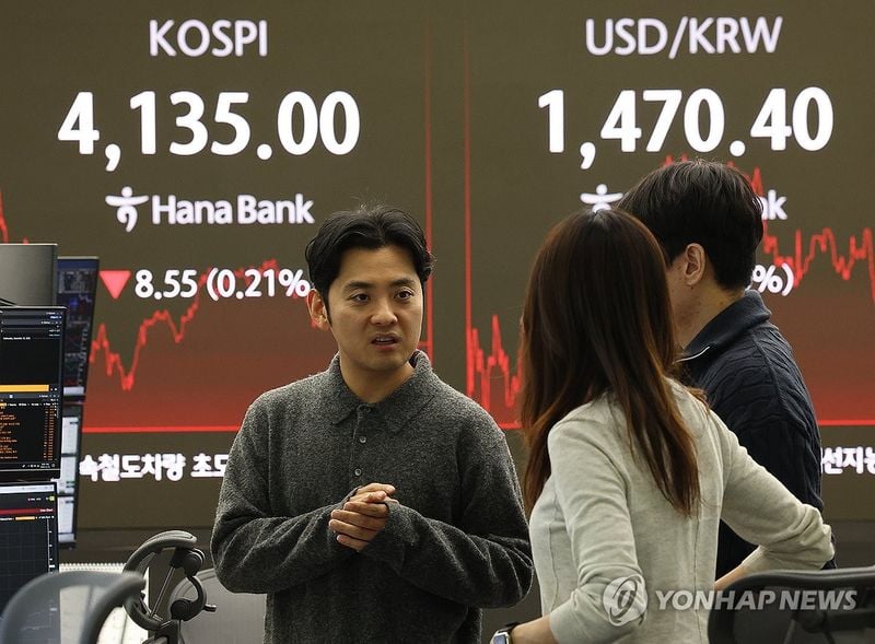 코스피 0.21% 하락 마감…연준 25bp 인하 경계 속 SK하이닉스 3.7% 급등