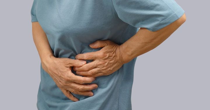 고열과 옆구리 통증을 호소하는 환자가 응급실에서 신우신염 AI 예측 모델이 적용된 진료를 받고 있다