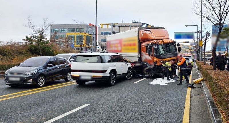 우천 내리막 빗길에서 발생한 울산 서동로터리 13중 추돌 현장