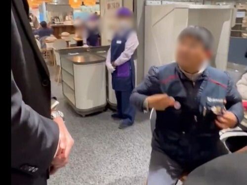 롯데백화점, '노조 조끼' 손님 제지 논란…"부적절 처사" 사과(사진: X, 엑스 갈무리)