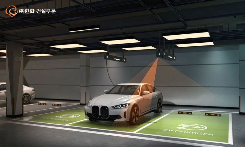 “천장형 멀티 EV 충전 혁신”…한화 EV에어스테이션, 포레나 단지→상용화 가속