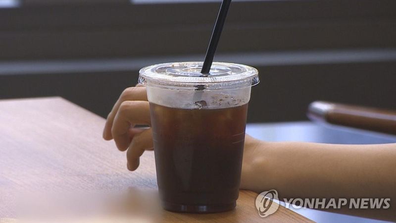 정부, 플라스틱 일회용 컵 무상 제공 금지 추진…“300원 내고 반납하면 돌려받는 방식” (사진: 연합뉴스)