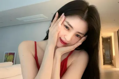 “한소희, 봄밤을 적신 고요한 눈빛”…셀카 속 온기→매혹의 순간 움직였다