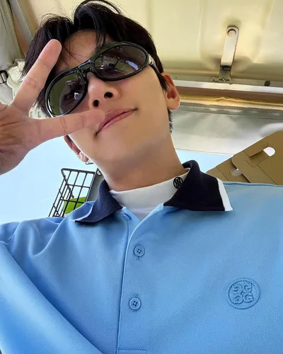 “지창욱, 골프장서 한여름 청량미”…환한 웃음→순간의 자유로 새벽을 깨우다