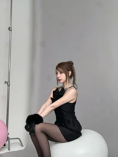 “은지, 검은 드레스의 고요한 아우라”…브브걸 변화의 순간→봄밤 셀카에 담긴 깊은 시선