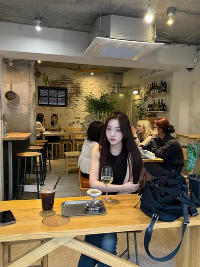 “윤지원, 아슈크림·와인 품은 밤”…도시 감성에 스며든 고요한 일상→차가운 여운