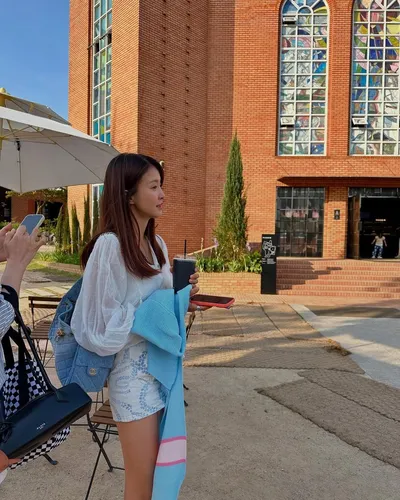 “이시영의 계절, 미소와 추억이 겹친다”…초여름 햇살 아래 흐르는 감동→시간의 흔적에 물들다