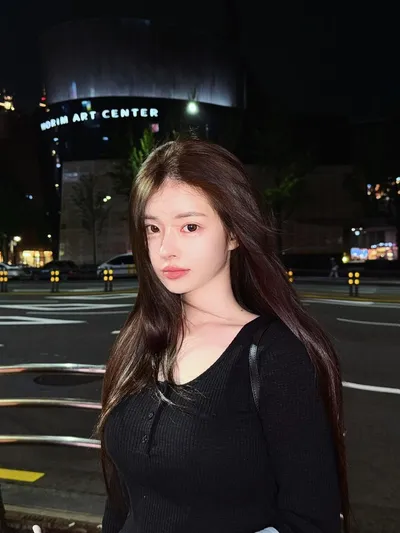 “유혜원 밤 도심 압도한 청초한 시선”…도시의 어둠 속 자신감→순수 매혹 교차