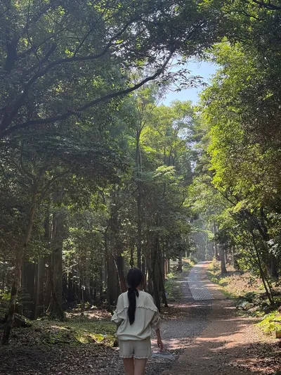 “문채솔, 초록에 물든 오솔길”…시그니처 뮤즈, 잔잔한 여름 속→일상 감성 예고