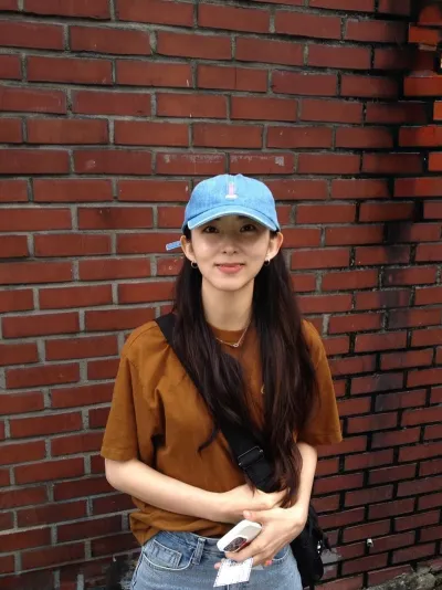 “권소현, 변하지 않는 응원 속 진심”…여름 붉은 벽돌담 앞 고요한 미소→마음의 울림