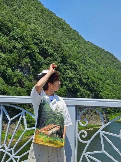 “펜타곤 후이, 산맥 아래 햇살 속 자유”…REFRESH 한마디→여름 청량감 번졌다