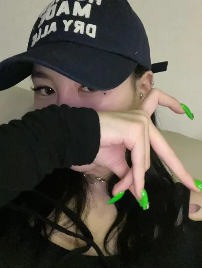 “박지민 초록 네일이 건네는 여유”…여름밤 감성충전→셀카 한 장에 스며든 자유