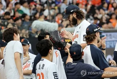 “23경기 만에 200탈삼진 대기록”…코디 폰세, 최소경기 신화→팬들의 박수 쏟아졌다