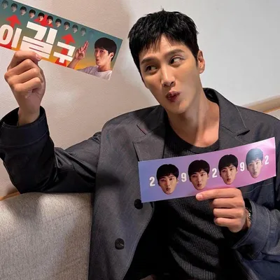 “안보현의 길구 셀카, 소년과 어른 사이의 반전→팬심 흔드는 미소 한가득”