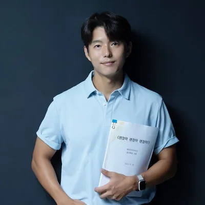 “하준, 시간의 문턱에서 미소 짓다”…신작 대본 품고 설렘→성장의 여운