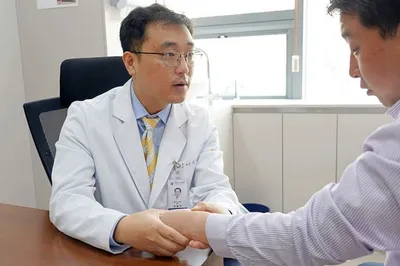 “스마트폰이 부른 손목통증”…손목건초염, IT 라이프스타일 변화 신호