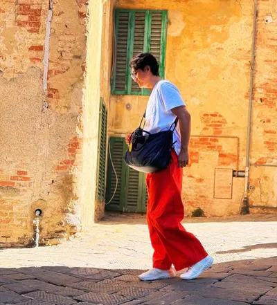 “신현준 골목길 여유”…가을 빛에 녹은 미소→팬 심장도 멈췄다