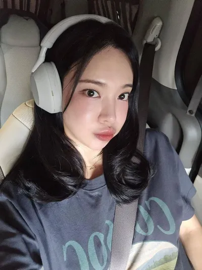 “김나희 가을 셀카에 쏟아진 환호”…여유 짙은 미소→차분한 설렘 담기다