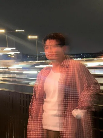 “우디 밤공기 속 포켓에 손”…가을타는 마음→고독한 시선이 머문다