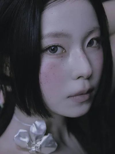 “NMIXX 사과에 남긴 속삭임”…‘Blue Valentine’ 티저 속 격렬한 감정의 미로→첫 단독 콘서트 기대 고조