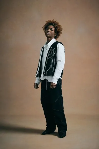 “시신 냉동·참수 주장 사실 아냐”…미국 가수 D4vd, 15세 소녀 살해 의혹에 경찰 반박에도 파장 지속