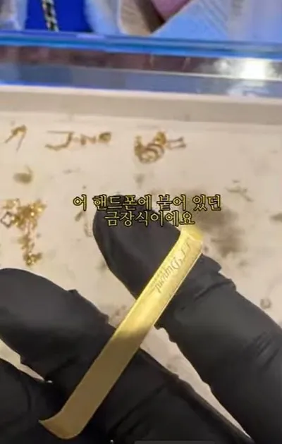 “레트로폰에 진짜 금장식”…팬택 한정판, IT수집시장 들썩