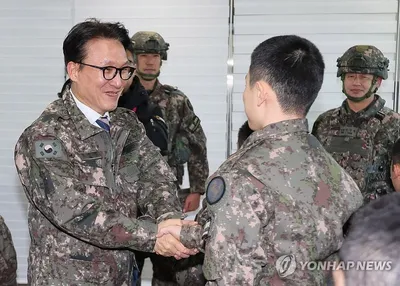 “여러분이 나라를 구한 영웅”…김민석 총리, 파주 최전방 부대 방위 태세 점검