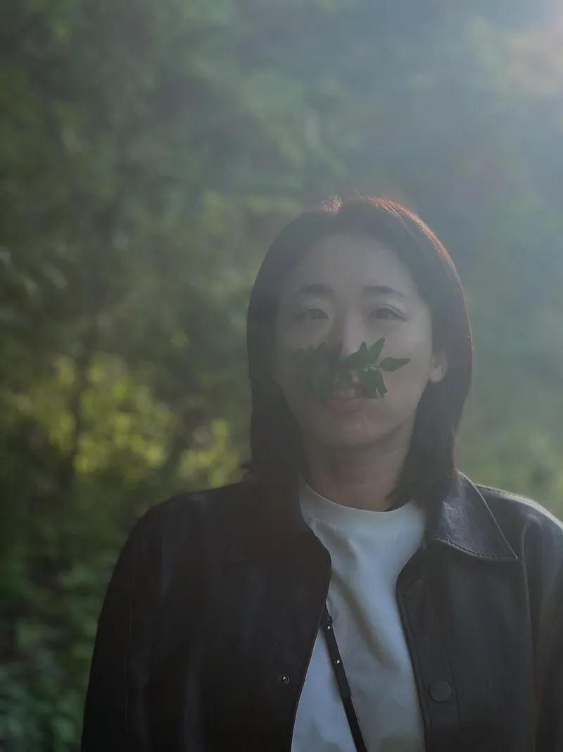 “초록 숲길 빛 머금은 미소”…이미도, 부모 향한 고백→진한 여운 / 배우 이미도 인스타그램