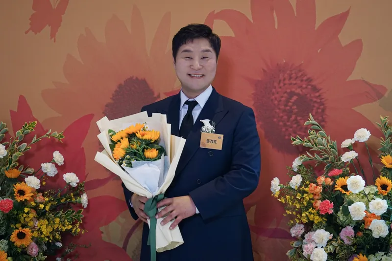 “대중의 신뢰 압도했다”…윤경호, ‘브랜드 고객충성도 대상’ 영예→활약 기대감 / 눈컴퍼니