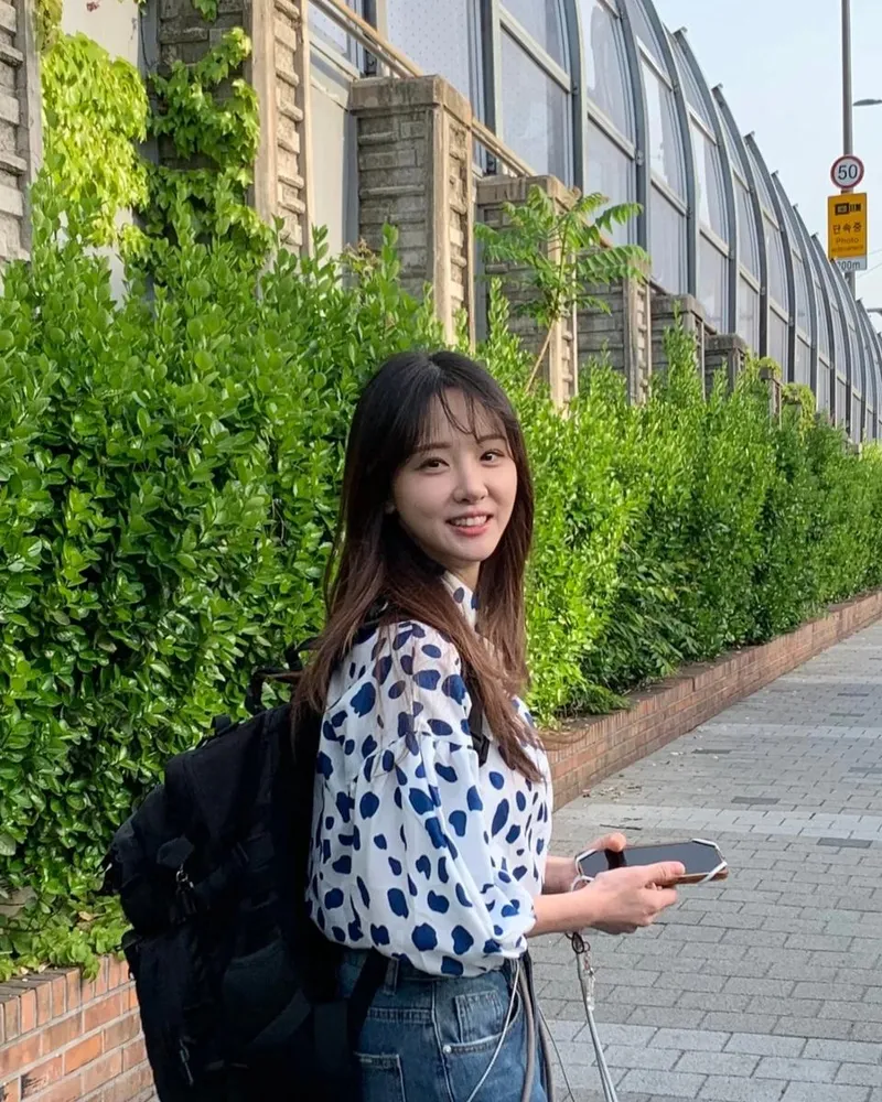 “청명한 오후 미소 속 고요”…김민아, 평온 담은 시선→힐링 감성 자극 / 방송인 김민아 인스타그램