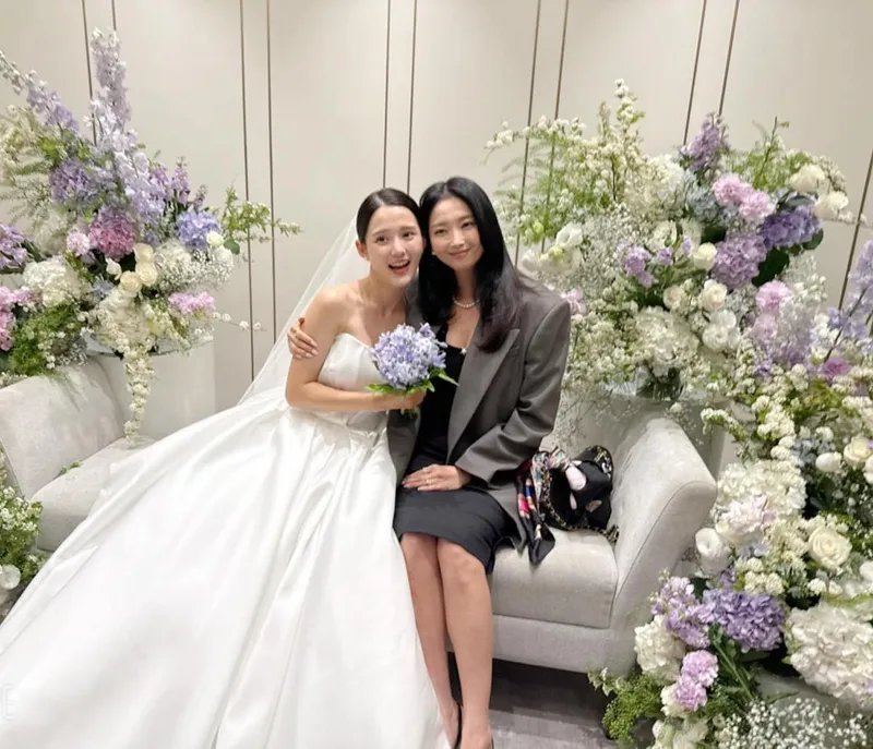 “도회적 무드+진심 축복”…오윤아, 청초 웨딩 현장서→따뜻한 존재감 / 배우 오윤아 인스타그램