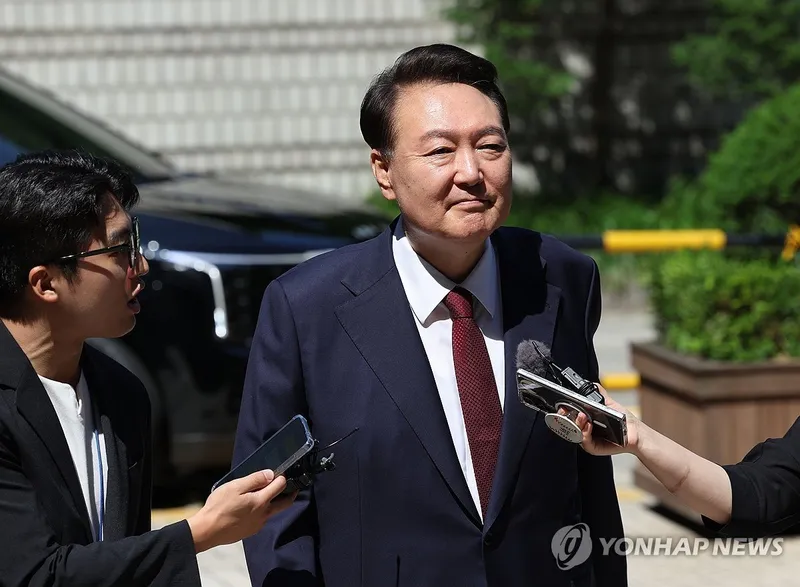 윤석열 전 대통령이 23일 내란 혐의 공판에 출석하며 법정으로 향하고 있다 / 연합뉴스