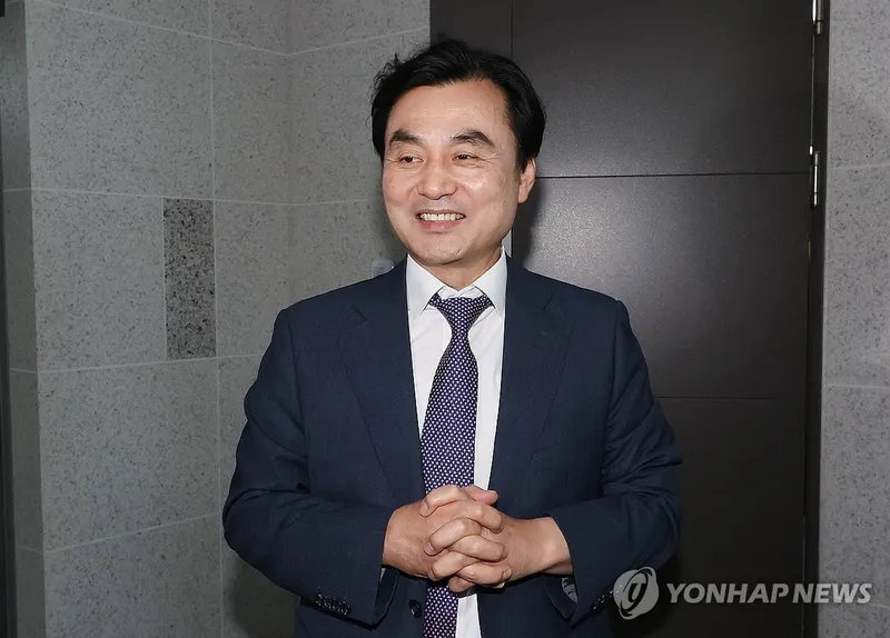 국방부 장관 후보자로 지명된 안규백 더불어민주당 의원이 의원실을 나서고 있다 / 연합뉴스
