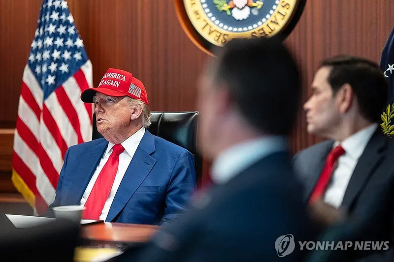 이란 기습공격 당시 백악관 상황실에서 회의를 주재 중인 트럼프 대통령 / 연합뉴스