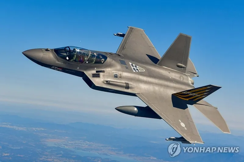 폴란드 공군사령관, KF-21 탑승해 비행…추가 방산협력 논의
