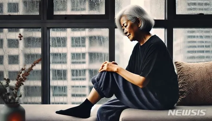 장마철 관절 통증 급증…고령층 낙상사고 위험→철저한 예방 강조