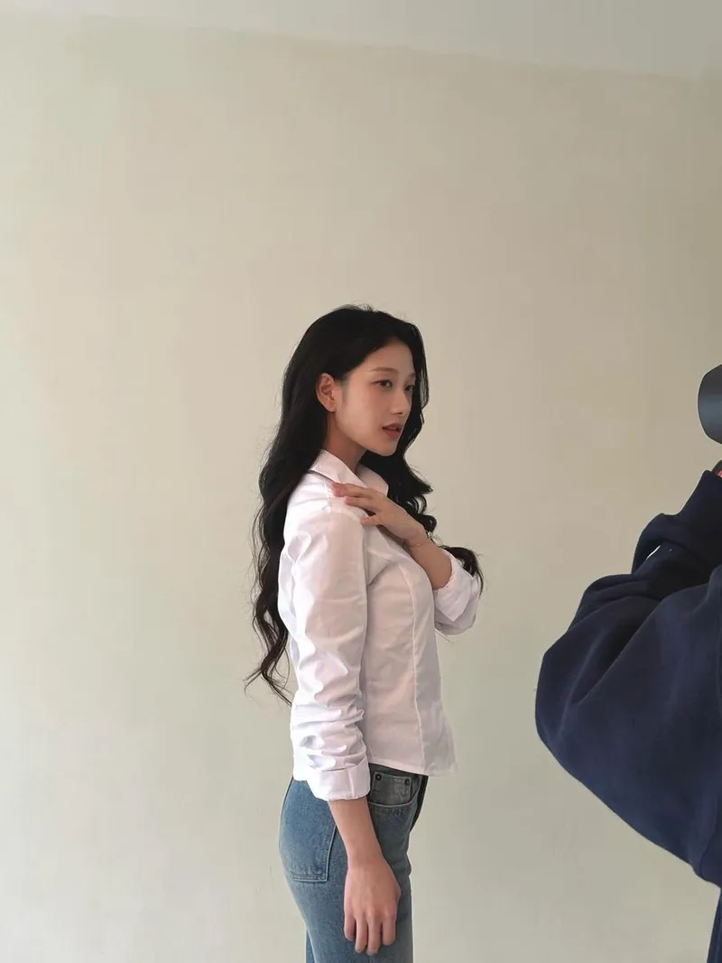 “고요한 빛을 머금은 오후”…이서연, 여름 햇살 속→수채화 같은 청순미 / 가수 이서연 인스타그램