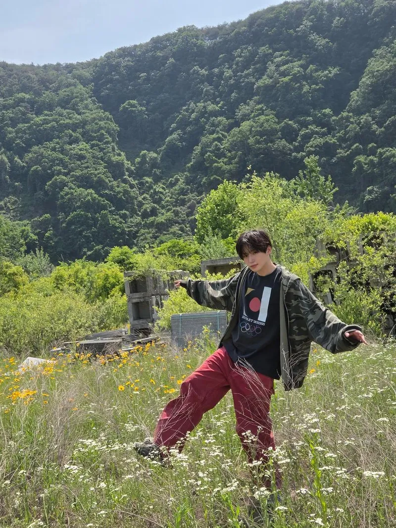 “풀꽃 사이 여유로운 발걸음”…정모, 초여름 산책→자유 감성 만개 / 그룹 크래비티 정모 인스타그램