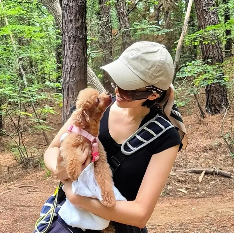 “그것은 꼬찔찔이때부터 함께한 내친구”…윤세아, 숲길 산책→소중한 반려견 교감 / 배우 윤세아 인스타그램