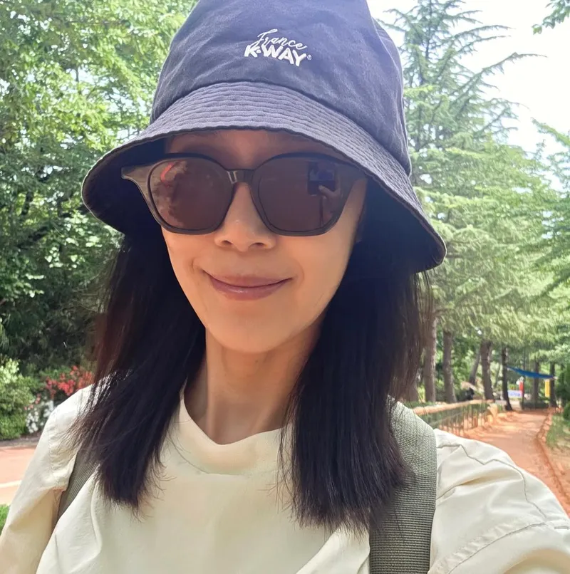 “우주의 기운을 얻으려고 맨발 투혼”…문정희, 여름 숲길 걷기→힐링 에너지 만개 / 배우 문정희 인스타그램