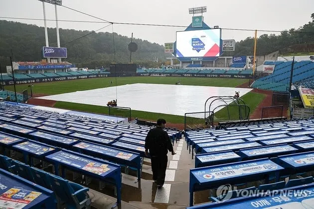 “폭우로 경기 중단”…삼성-한화·NC-롯데전 우천 취소→재편성 예정 / 연합뉴스