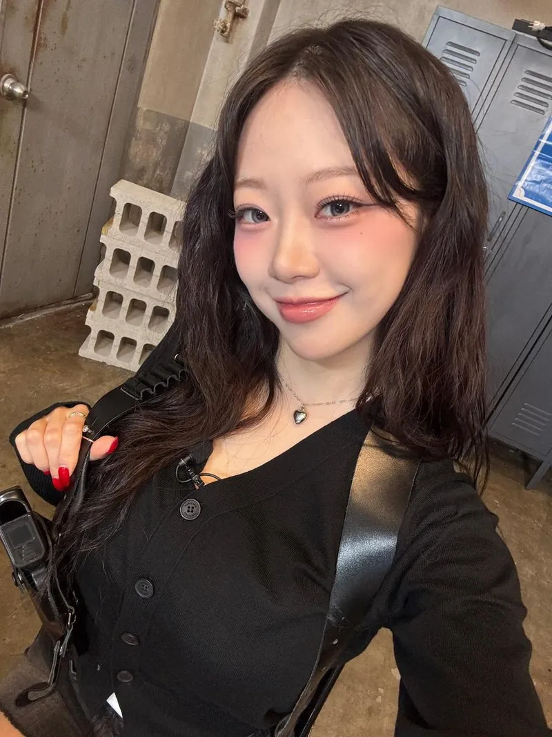 “오랜만에 지원 형사 모드”…김지원, 카리스마 가득 여름 현장→시선 압도 / 걸그룹 시그니처 김지원 인스타그램