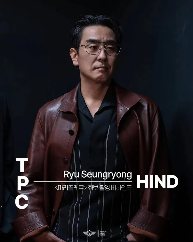 “무게감 있는 시선”…류승룡, 가죽 재킷 속 깊은 여운→화보 촬영장 비하인드 / 배우 류승룡 인스타그램