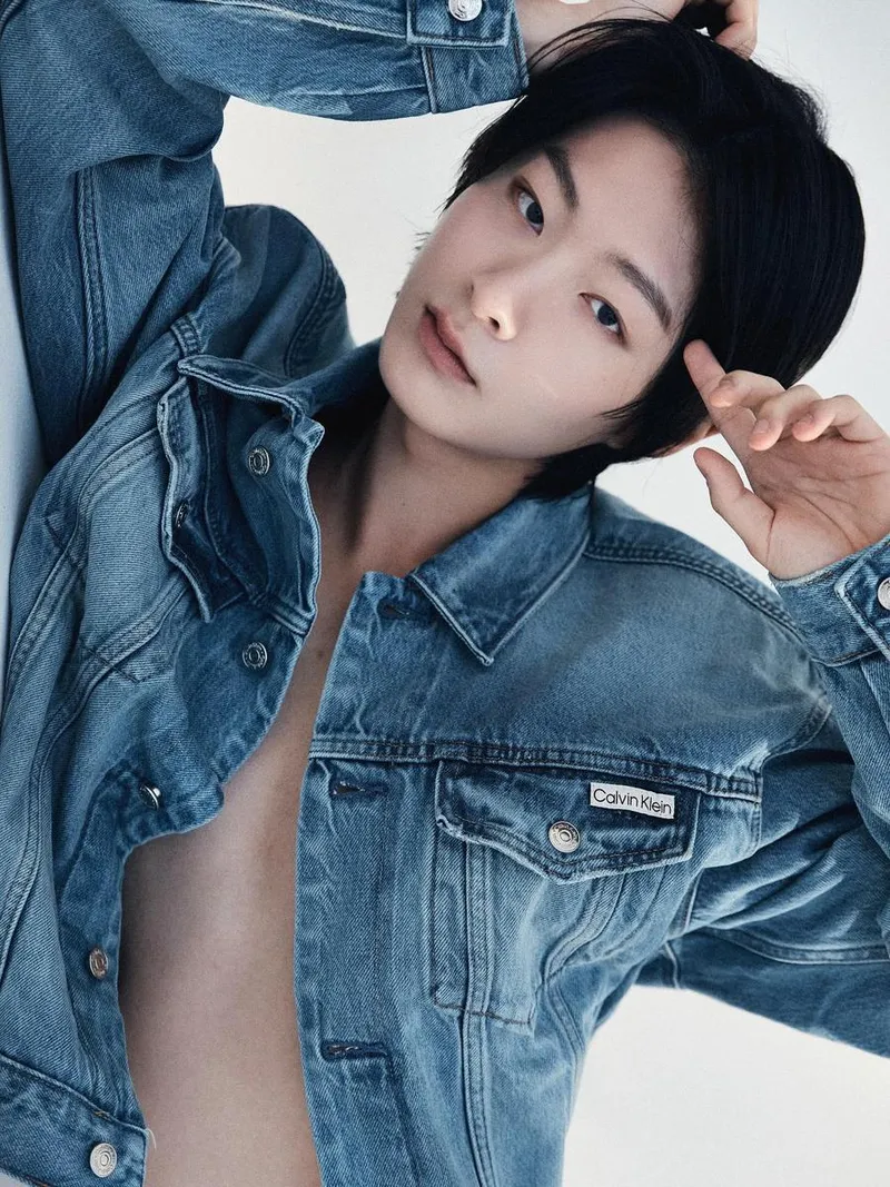 “청량한 시선 머문 순간”…최현준, 여름 오후→청청 매력 폭발 / 데블스 플랜 데스룸 출연자 모델 최현준 인스타그램