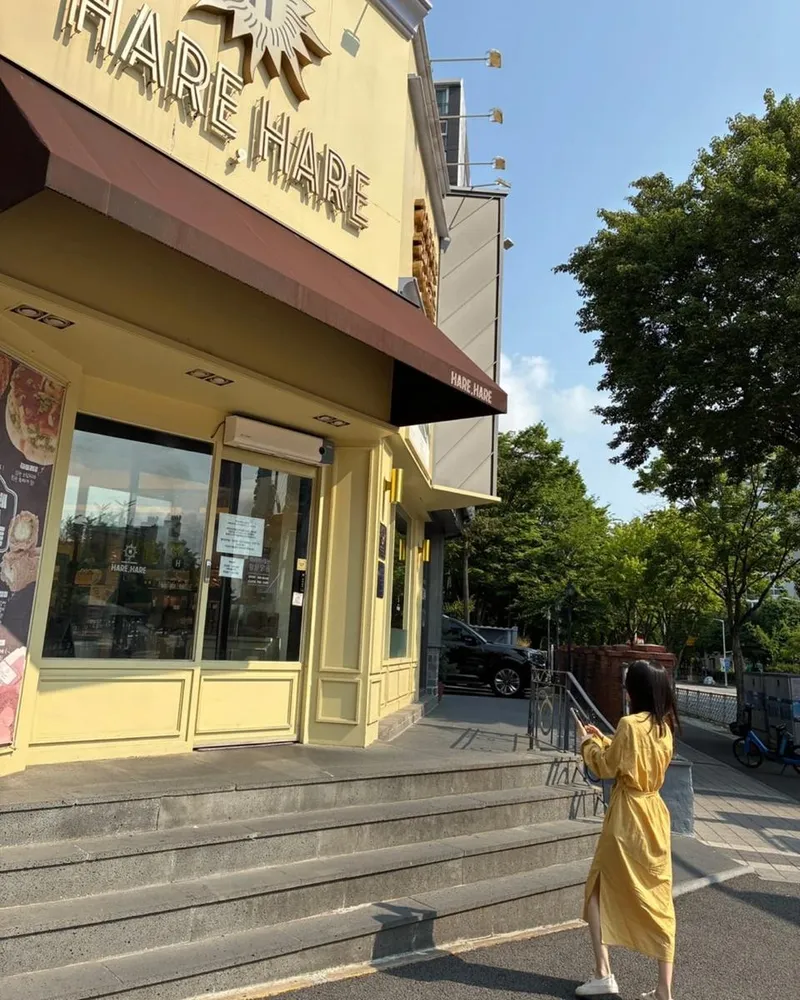 “햇살 같은 뒷모습”…손여은, 초여름 오후→노란빛 산책 / 배우 손여은 인스타그램