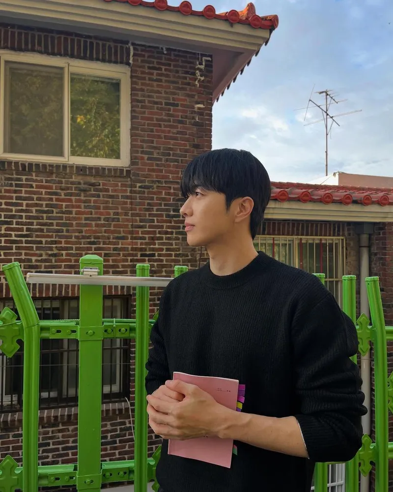 “오늘도 메스를 든 사냥꾼”…강훈, 집중의 여름날→대본과 함께한 결연한 옆모습 / 배우 강훈 인스타그램